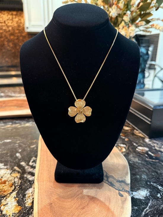 Crown Trifari Jewelry - Gold Flower Pendant Necklace - Women Jewelry